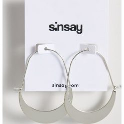 Kolczyki z ozdobnym detalem - Jasny szary. Kolczyki marki Sinsay. Za 10.00 zł.
