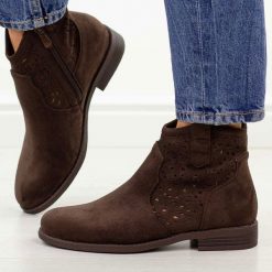 Brązowe zamszowe ażurowe botki damskie S.Barski 8019. Brązowe botki S.BARSKI, w ażurowe wzory, z jeansu, eleganckie, z okrągłym noskiem, bez obcasa, na obcasie, bez zapięcia. Za 229.00 zł.