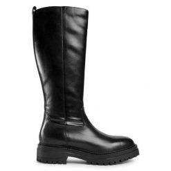 Oficerki Geox. Czarne kozaki Geox, bez wzorów, bez obcasa, na płaskiej podeszwie, bez zapięcia. Za 699.99 zł.
