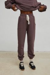 Spodnie dresowe typu jogger w kolorze BROWNIE CAKE - DRIPS-M. Brązowe spodnie dresowe Marsala, bez wzorów, z bawełny. Za 259.90 zł.