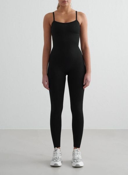 Damskie body bezszwowe, modelujące Shape czarne. Czarne kombinezony AIM'N, s, bez wzorów, z dzianiny, bez kołnierzyka, bez ramiączek. Za 381.00 zł.