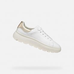 Buty damskie Geox Spherica EC4.1. Białe buty treningowe Geox, bez wzorów, z materiału, bez zapięcia, trekkingowe. Za 596.00 zł.