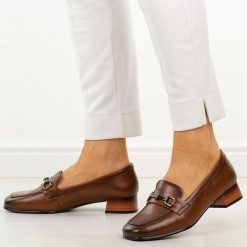 Brązowe skórzane półbuty damskie na obcasie Vinceza 39978. Brązowe półbuty wsuwane VINCEZA, na jesień, z aplikacjami, z jeansu, biznesowe, bez obcasa, na obcasie. Za 219.00 zł.