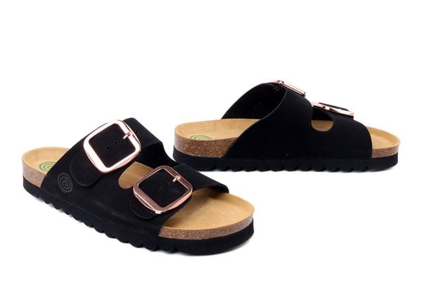 DR. BRINKMANN 700809-01 schwarz, klapki damskie. Czarne klapki Dr. Brinkmann, bez wzorów, ze skóry, bez obcasa, bez zapięcia. Za 309.90 zł.