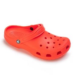 Klapki chodaki sportowe unisex Crocs CLASSIC. Czerwone klapki Crocs, bez wzorów, z materiału, sportowe, bez obcasa, bez zapięcia. Za 159.00 zł.