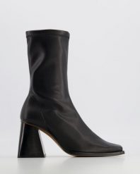 CZARNE BOTKI NA OBCASIE 22561 SER NEGRO. Czarne botki Venezia, bez wzorów, bez obcasa, na obcasie, bez zapięcia. Za 399.00 zł.