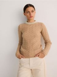 Sweter z ozdobnym dekoltem - beżowy. Brązowe swetry Reserved, l, bez wzorów, z dzianiny, bez ramiączek. W wyprzedaży za 69.99 zł.