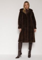 Brązowy Płaszcz Futerko w Pionowy Wzór z Kapturem Cahroris. Brązowe płaszcze Born2be, l, bez wzorów, z dzianiny, eleganckie, z kapturem. Za 299.99 zł.