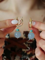 Pierres delicates Pozłacane kolczyki-kreole z akwamarynami rozmiar: onesize. Niebieskie kolczyki Pierres delicates, z akwamarynem, pozłacane. Za 43.99 zł.