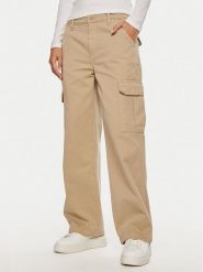 Guess Jeans Spodnie cargo W4YB61 WGCV1 Beżowy Relaxed Fit. Brązowe spodnie materiałowe Guess Jeans, z aplikacjami, z bawełny. Za 209.99 zł.