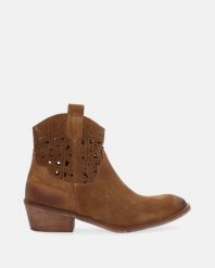 BRĄZOWE BOTKI Z AŻUROWĄ CHOLEWKĄ 13550L CAM CUOIO. Brązowe botki Venezia, w ażurowe wzory, ze skóry, bez obcasa, bez zapięcia. Za 499.00 zł.