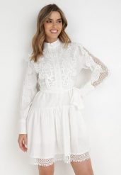 Biała Sukienka Evenope. Białe sukienki Born2be, m, z aplikacjami, z koronki, klasyczne, bez kołnierzyka, bez ramiączek, mini, rozkloszowane. Za 289.99 zł.