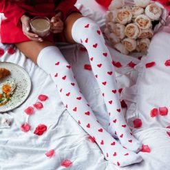 Białe zakolanówki bawełniane w serca 226. Białe pończochy i pasy Milena, bez wzorów, z bawełny. Za 25.00 zł.