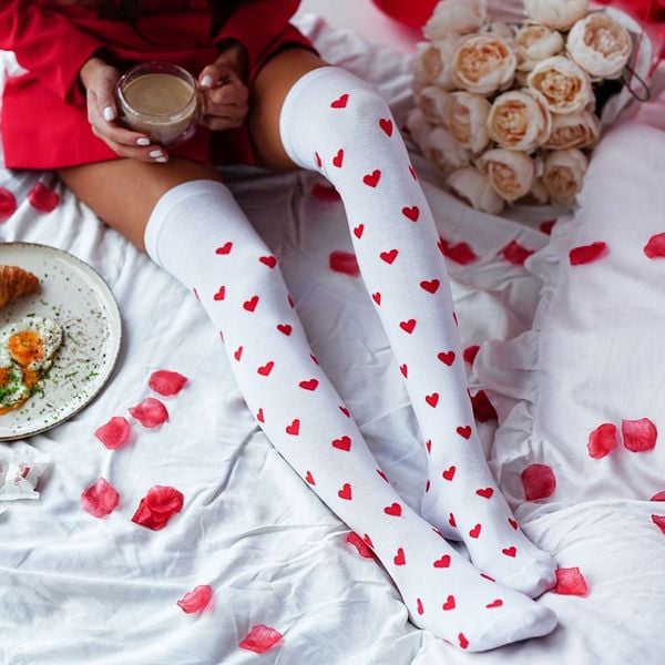 Białe zakolanówki bawełniane w serca 226. Białe pończochy i pasy Milena, bez wzorów, z bawełny. Za 25.00 zł.