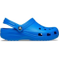 Klapki dla dorosłych Crocs Classic. Niebieskie klapki Crocs, bez wzorów, sportowe, bez obcasa, bez zapięcia. Za 224.96 zł.