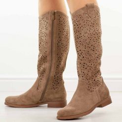 Coffee ażurowe kozaki damskie S.Barski 8023. Kozaki S.BARSKI, na jesień, w ażurowe wzory, z zamszu, eleganckie, bez obcasa, na obcasie, bez zapięcia. Za 269.00 zł.