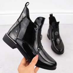 Skórzane botki damskie lakierowane czarne Filippo DBT4750. Czarne botki Filippo, bez wzorów, z lakierowanej skóry, eleganckie, bez obcasa, bez zapięcia. Za 145.00 zł.