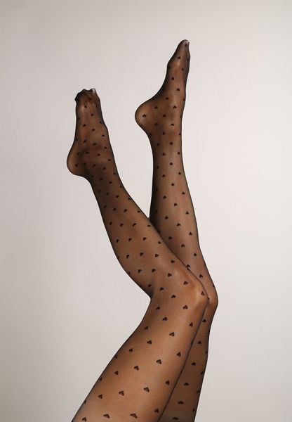 Czarne Modelujące Rajstopy 20 DEN z Motywem Serc Felileth. Czarne bielizna modelująca Born2be, bez wzorów, z dzianiny. Za 14.99 zł.