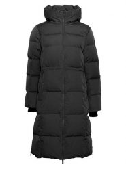 MOSS COPENHAGEN Płaszcz zimowy "Zala Pavinaria" w kolorze czarnym rozmiar: S/M. Czarne płaszcze Moss Copenhagen, na zimę, m, bez wzorów, z puchu, bez kaptura. Za 404.99 zł.