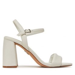 Sandały Steve Madden. Białe sandały Steve Madden, bez wzorów, bez obcasa, na słupku, bez zapięcia. Za 359.99 zł.