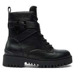 Trapery Guess. Czarne traperki Guess, z aplikacjami, bez obcasa, bez zapięcia. Za 799.99 zł.
