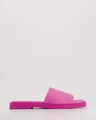 RÓŻOWE KLAPKI DAMSKIE 259554 FUXIA. Czerwone klapki Venezia, bez wzorów, ze skóry, bez obcasa, bez zapięcia. Za 189.00 zł.