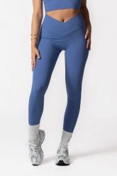 Damskie legginsy z kopertowym wysokim stanem, bez przedniego szwu – fioletowy. Fioletowe legginsy AESTHETIC WOLF, bez wzorów, z materiału, długie. Za 269.99 zł.