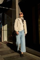 Jeansy z szerokimi nogawkami jasnoniebieskie. Niebieskie jeansy MOODO, l, bez wzorów, z bawełny. Za 139.99 zł.