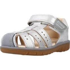 Sandały CLARKS ROAM BAY T Srebrny. Szare sandały Clarks, bez wzorów, ze skóry, bez obcasa, bez zapięcia. Za 149.99 zł.