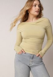 Zielona Bluzka z Bawełną Dekoltem Typu Łódka i Marszczeniem Typhatos. Zielone bluzki Born2be, m, bez wzorów, z bawełny, eleganckie, bez kołnierzyka, bez ramiączek. Za 99.99 zł.