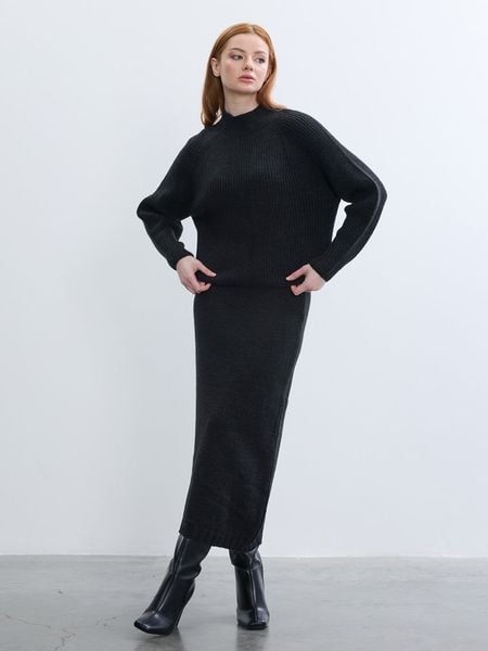 BGN Sweter w kolorze czarnym rozmiar: 34. Czarne swetry BGN, bez wzorów, prążkowane, bez ramiączek. Za 65.54 zł.