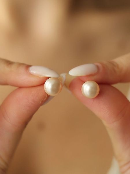 Pierres delicates Pozłacane kolczyki-wkrętki z perłami rozmiar: onesize. Pomarańczowe kolczyki Pierres delicates, z perłą, pozłacane. Za 26.99 zł.