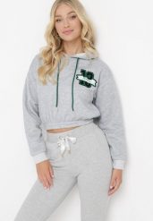 Jasnoszara Bluza o Krótkim Fasonie z Kapturem i Ściągaczami oraz Nadrukiem Varel. Szare bluzy Born2be, l, bez wzorów, casualowe, bez ramiączek, z kapturem. W wyprzedaży za 38.24 zł.