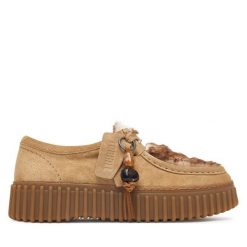 Półbuty Clarks. Brązowe półbuty wsuwane Clarks, bez wzorów, bez obcasa, na płaskiej podeszwie. Za 479.99 zł.
