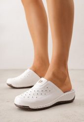 Białe Klapki na Koturnie z Perforacją Tłoczeniem i Metaliczną Aplikacją Eupheda. Białe klapki Born2be, z aplikacjami, z dresówki, bez obcasa, na koturnie, bez zapięcia. Za 79.99 zł.
