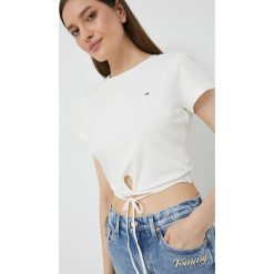 Tommy Jeans t-shirt damski kolor biały. Białe t-shirty Tommy Jeans, bez wzorów, z dzianiny, bez kołnierzyka, bez ramiączek. W wyprzedaży za 129.99 zł.
