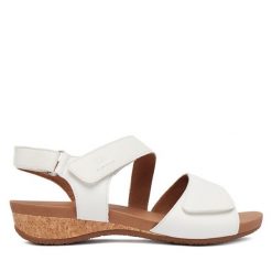 Sandały Josef Seibel. Białe sandały Josef Seibel, bez wzorów, bez obcasa, na płaskiej podeszwie, bez zapięcia. Za 409.99 zł.