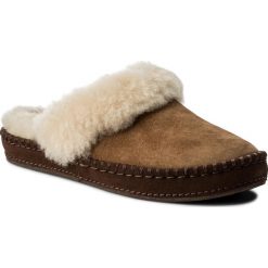 Kapcie UGG - W Aira 1007728 W/Che. Kapcie marki Cropp. W wyprzedaży za 279.00 zł.