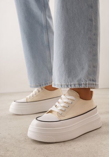 Beżowe Trampki VICES na Grubej Podeszwie Zdobione Lamówką Riosara. Brązowe buty sportowe lifestyle Born2be, z aplikacjami, z jeansu, eleganckie, bez zapięcia. Za 79.99 zł.