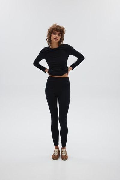Bawełniane legginsy w kolorze TOTALLY BLACK - SHAPE. Czarne legginsy Marsala, bez wzorów, z bawełny, sportowe. Za 89.90 zł.