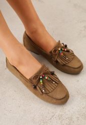 Ciemnobeżowe Mokasyny VICES z Wkładką ze Skóry Naturalnej i Ozdobnymi Koralikami Neni. Brązowe mokasyny Born2be, bez wzorów, z jeansu. Za 89.99 zł.