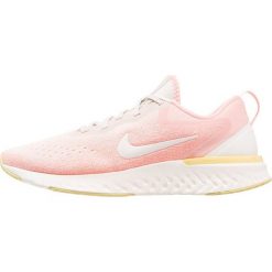 Nike Performance ODYSSEY REACT Obuwie do biegania treningowe desert sand/sail/light atomic pink/lemon. Różowe buty treningowe Nike Performance, z materiału. W wyprzedaży za 356.85 zł.