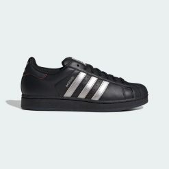 Buty SUPERSTAR MESSI. Czarne buty treningowe adidas, bez wzorów, z gumy, bez zapięcia, do piłki nożnej, Adidas Superstar. Za 529.00 zł.