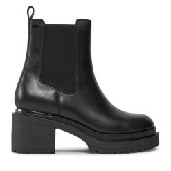 Botki DKNY. Czarne botki DKNY, bez wzorów, bez obcasa, na słupku, bez zapięcia. Za 599.99 zł.