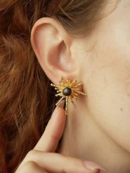 Pierres delicates Pozłacane kolczyki-wkrętki z tygrysim okiem rozmiar: onesize. Żółte kolczyki Pierres delicates, pozłacane. Za 100.28 zł.