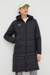 Nike kurtka damska kolor czarny zimowa. Czarne kurtki Nike, na zimę, s, bez wzorów, z materiału, z kapturem. W wyprzedaży za 599.99 zł.