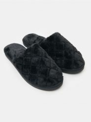 Pikowane kapcie ze sztucznym futerkiem - czarny. Czarne kapcie Sinsay, bez wzorów. Za 19.99 zł.