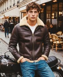 Kurtka pilotka z sztucznego kożucha – relaxed fit – DARK BROWN. Brązowe kurtki Superdry, s, bez wzorów, z materiału, klasyczne, bez kaptura. Za 877.50 zł.