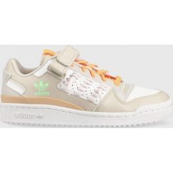 Adidas Originals sneakersy FORUM LOW kolor beżowy. Brązowe buty sportowe lifestyle adidas Originals, bez wzorów, z gumy, sportowe, z okrągłym noskiem, bez zapięcia. Za 449.99 zł.