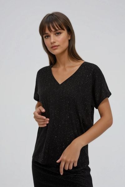 Błyszcząca bluzka z wiązaniem na plecach czarna. Czarne bluzki MOODO, l, bez wzorów, z elastanu, bez kołnierzyka, bez ramiączek. Za 89.99 zł.